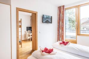 Letto o letti in una camera di Familienhotel Adler