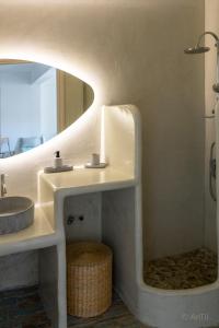 uma casa de banho com um lavatório e um espelho em Kythnos Beach house em Kythnos