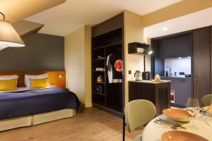 Ένα ή περισσότερα κρεβάτια σε δωμάτιο στο RockyPop Grenoble Hotel +57 φωτογραφίες