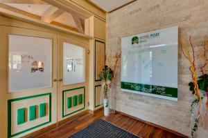 una camera con schermo di proiezione su un muro di mattoni di Hotel Zur Post a Illmitz