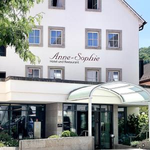 uma vista para a entrada para a entrada para o hotel escultura de entrada em Hotel-Restaurant Anne-Sophie em Künzelsau