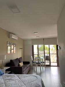 马德普拉塔EXCELENTE y completisimo monoambiente con cochera的带沙发和桌子的客厅