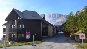 un edificio con una montaña en el fondo en Les Dolomites en Trièves, en Gresse-en-Vercors