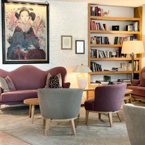 uma sala de estar com dois sofás roxos e uma mesa em Hotel-Restaurant Anne-Sophie em Künzelsau