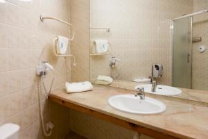 a bathroom with two sinks and a shower at To Tu in Mrągowo