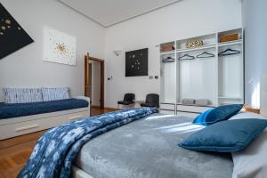 um quarto com uma cama grande e almofadas azuis em The Art Gallery em Florença