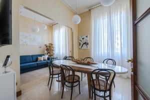 uma cozinha e sala de jantar com mesa e cadeiras em The Art Gallery em Florença