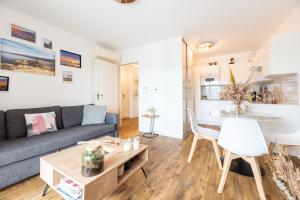 un soggiorno con un divano e un tavolo di Occi a LʼÎle-Rousse Altre 4 foto