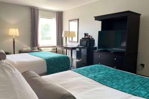 Postel nebo postele na pokoji v ubytování Travelodge by Wyndham Miramichi New Brunswick