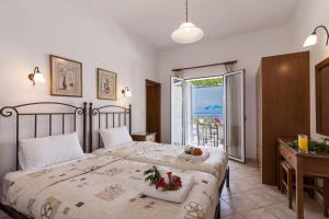 Ένα ή περισσότερα κρεβάτια σε δωμάτιο στο Villa Andreas by Villa Plus