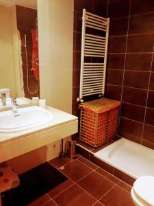 łazienka z umywalką, toaletą i wanną w obiekcie Chalet Familiar Jardín a 15 min centro y Warner w mieście Rivas-Vaciamadrid