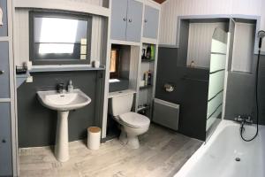 Kúpeľňa v ubytovaní Maison de pêcheur e-tal ar mor + 20 fotografií
