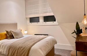 sypialnia z łóżkiem i 2 oknami w obiekcie 2 Bedroom Penthouse Apartment w Londynie