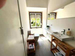 Η κουζίνα ή μικρή κουζίνα στο Tram House @ Lx Factory!