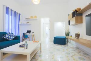 - un salon avec une table et un canapé bleu dans l'établissement Amazing Seaview Apartment with garden, à Vietri