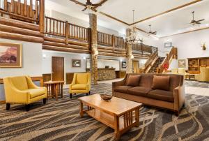 Posezení v ubytování AmericInn by Wyndham Laramie Near University of Wyoming