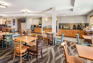 Kuchyň nebo kuchyňský kout v ubytování AmericInn by Wyndham Laramie Near University of Wyoming
