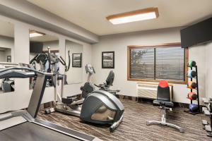 Fitness centrum a/nebo fitness zařízení v ubytování AmericInn by Wyndham Laramie Near University of Wyoming