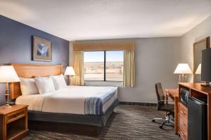 Postel nebo postele na pokoji v ubytování AmericInn by Wyndham Laramie Near University of Wyoming