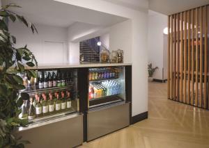ホバートにあるトラベロッジ ホテル ホバートの冷蔵庫(アルコールのボトル入り)が備わる客室です。