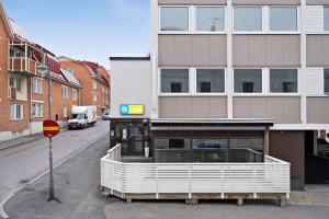 un edificio sul lato di una strada con un cartello di Sure Hotel by Best Western Algen a Östersund