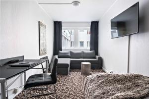 uma sala de estar com um sofá e uma mesa em Sure Hotel by Best Western Algen em Östersund
