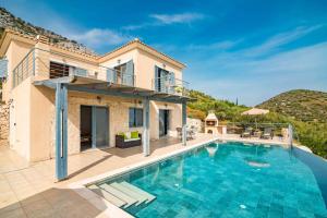 eine Villa mit einem Pool und einem Haus in der Unterkunft Villa Pelagia Sea View by Villa Plus in Spathíon