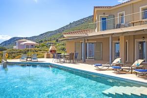uma villa com uma piscina e uma casa em Villa Agriada by Villa Plus em Spathíon