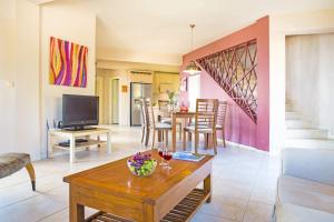 uma sala de estar com uma mesa e uma sala de jantar em Villa Agriada by Villa Plus em Spathíon