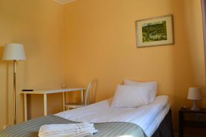 Postel nebo postele na pokoji v ubytování Hotell Skinnargården
