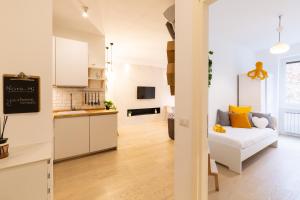 ein Wohnzimmer mit einem Bett und eine Küche in der Unterkunft GoodVibesHome in Mailand