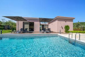 Bazén v ubytovaní Villa Ambrosia Sami by Villa Plus alebo v jeho blízkosti + 11 fotografií
