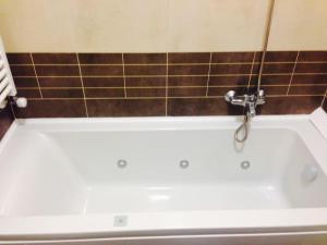 bañera blanca con grifo en el baño en Favoloso appartamento Roma con giardino, en Roma