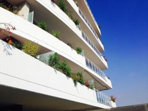 een gebouw met planten op de balkons bij Favoloso appartamento Roma con giardino in Rome