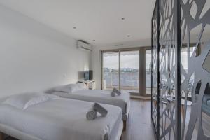 Katil atau katil-katil dalam bilik di WE CANNES ! Terrace sea view swimming pool car park Cannes Center