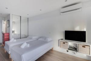 Katil atau katil-katil dalam bilik di WE CANNES ! Terrace sea view swimming pool car park Cannes Center