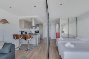 Dapur atau dapur kecil di WE CANNES ! Terrace sea view swimming pool car park Cannes Center