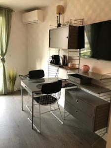 cocina con mesa, sillas y escritorio en Design studio terrace and beach LIVE IN MARLYNE, en Cannes