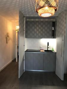 una cocina con fregadero y encimera en Design studio terrace and beach LIVE IN MARLYNE, en Cannes