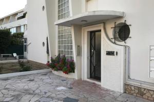 un edificio blanco con una puerta y flores en una ventana en Design studio terrace and beach LIVE IN MARLYNE, en Cannes 8 fotos más