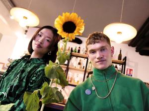 un homme et une femme debout à côté d'un tournesol dans l'établissement greet hotel Lille Gare Flandres - Groupe Accor, à Lille