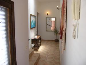 a hallway with a room with a table and a mirror at Vivienda tradicional Canaria Saulo 3 in Agüimes