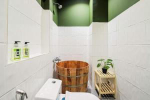 ブンタウにある5-Homestay IIのバスルーム(トイレの隣に木製バスタブ付)