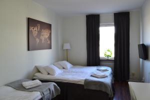 Postel nebo postele na pokoji v ubytování Hotell Skinnargården