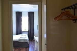Postel nebo postele na pokoji v ubytování Hotell Skinnargården