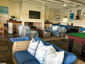 Χώρος καθιστικού στο The Boathouse at Oakhurst Olives +6 φωτογραφίες