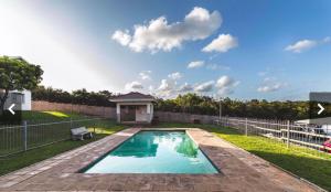 a swimming pool in the middle of a yard at The Beacon Fairy in East London +9 photos