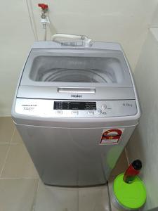 een wasmachine in een kamer bij Aalif Homestay Sandakan in Sandakan