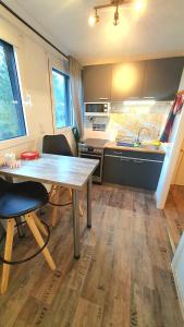 Dapur atau dapur kecil di FRANKES LODGE Apartment mit Garten und Pool, 6 Einzelbetten, Parkplatz