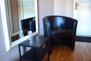 TV a/nebo společenská místnost v ubytování Hotell Skinnargården